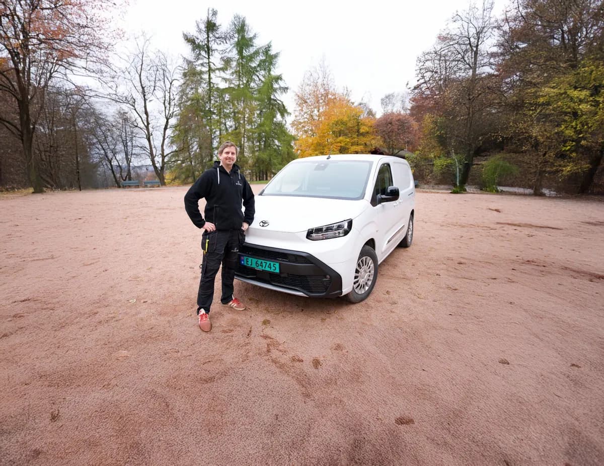 Elektriker Daniel fra El-Con ved en hvit Toyota Proace City Electric i høstlige omgivelser i Oslo
