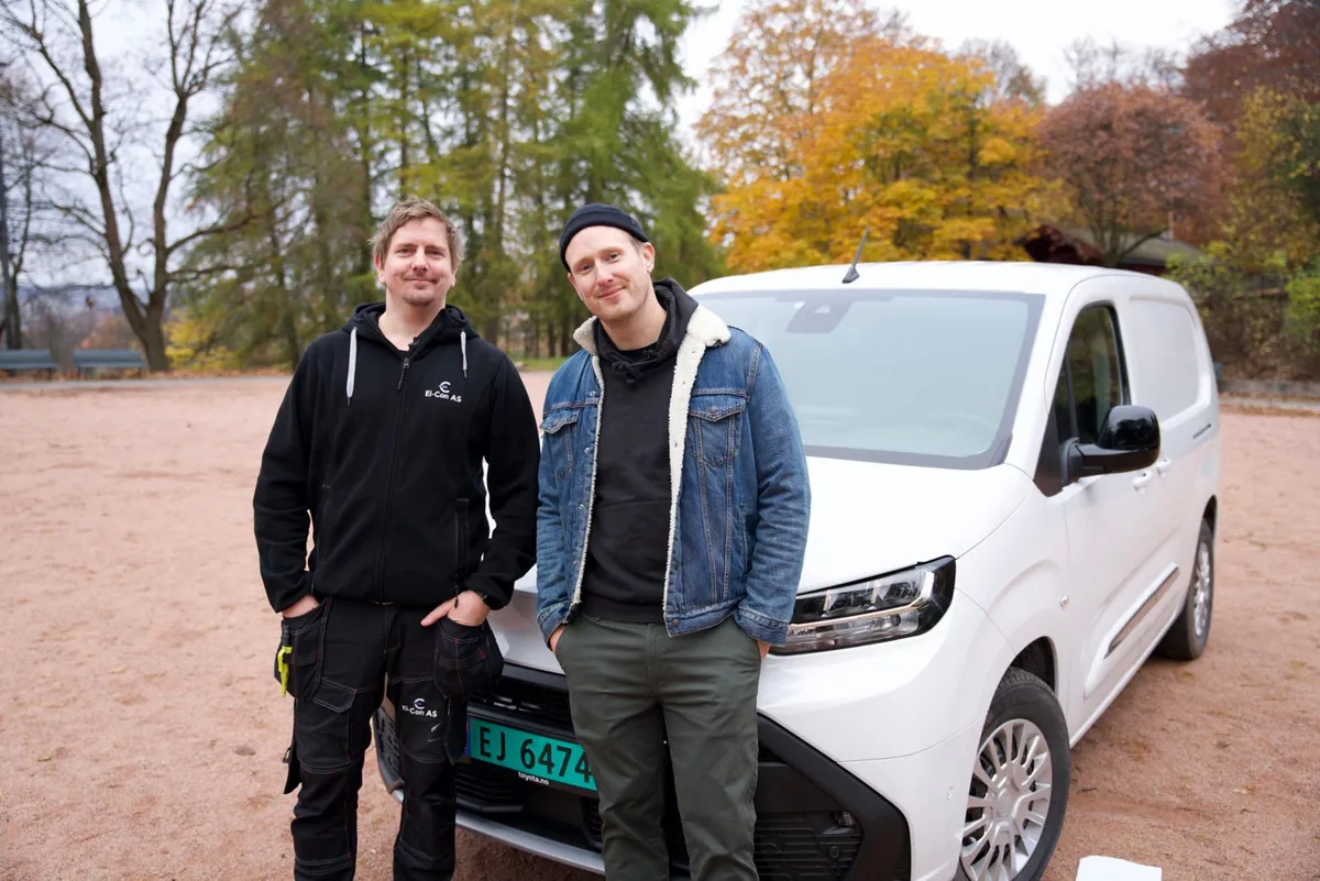 Elektriker Daniel fra El-Con og programleder foran Toyota Proace City Electric under videoinnspilling i Oslo